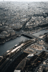 Luftaufnahme, Nahaufnahme einer großen Stadt mit vielen Häusern und Straßen in Europa, mit einem Fluss