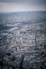 Luftaufnahme, Nahaufnahme einer großen Stadt mit vielen Häusern und Straßen in Europa, mit einem Fluss