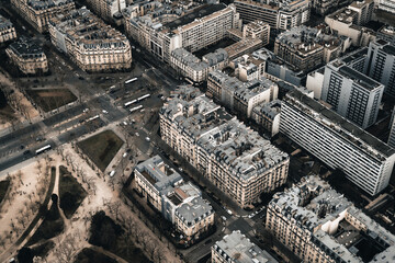 Luftaufnahme, Nahaufnahme einer großen Stadt mit vielen Häusern und Straßen in Europa