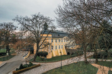 Park pałacowy i pałac wczesną wiosną w Chałupkach na Śląsku w Polsce.