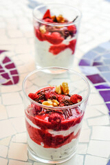 dessert mit erdbeeren beeren im glas 