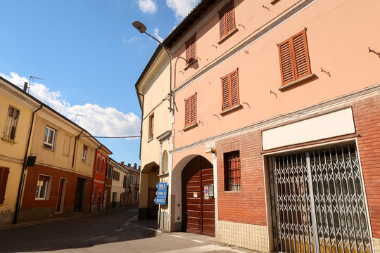 Linarolo characteristic village houses street panorama landscape art history culture tourism Italy Italian