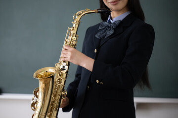 サックスをする学生　吹奏楽や部活のイメージ 顔無し