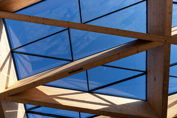 Obraz premium Modern roof construction made of wood and glass