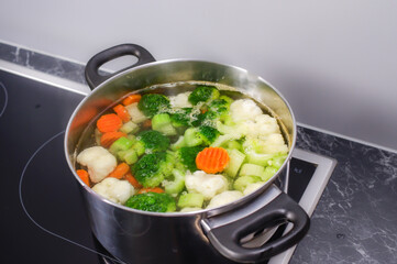 verschiedenes gemüse im topf beim kochen 