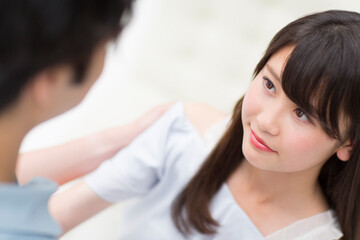 見つめ合うカップル