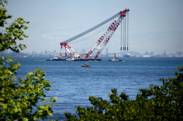 Fototapeta premium 海とクレーン