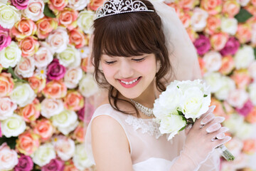 ブーケを持ち微笑む花嫁