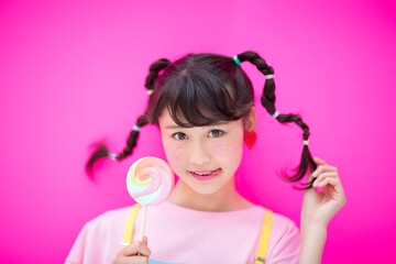 キャンディーを持つ女性