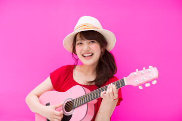 ギターを弾く女性