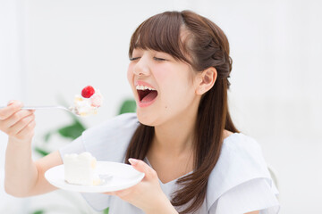 ケーキを食べる女性