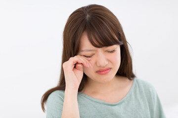 Fototapeta premium 目をこする女性