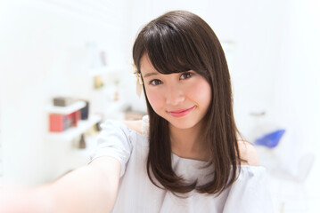 Naklejka premium 写真を撮る女性