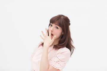 驚くポーズをとる女性