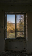 Fototapeta na wymiar Fenêtre cassée et ouverte dans une maison abandonnée