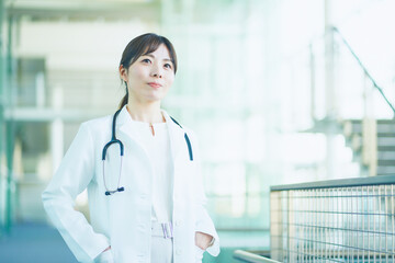 病院　医者　日本人女性　ポートレート