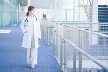 病院　医者　日本人女性　ポートレート