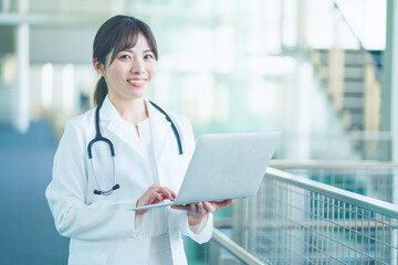 病院　医者　日本人女性　ポートレート