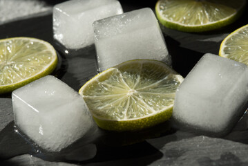 la frutta ghiacciata, lamponi fragole mirtilli e fette di lime ghiacciati con cubetti di ghiaccio