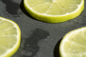 alcune belle fette di lime su sfondo scuro, foto macro alla texture delle fette di lime, il lime...