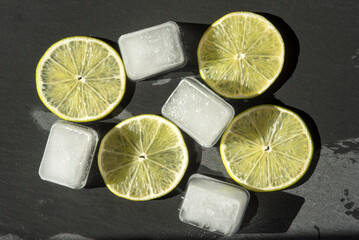 un bel piatto di ghiaccio e fette di lime, il lime nei cocktail