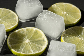 un bel piatto di ghiaccio e fette di lime, il lime nei cocktail