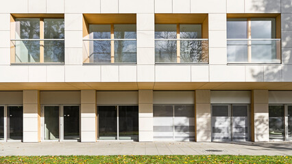 Detal na budynek wielorodzinny w centrum miasta. Duża ilość kondygnacji. Balkony i loggie. Słońce w mieście