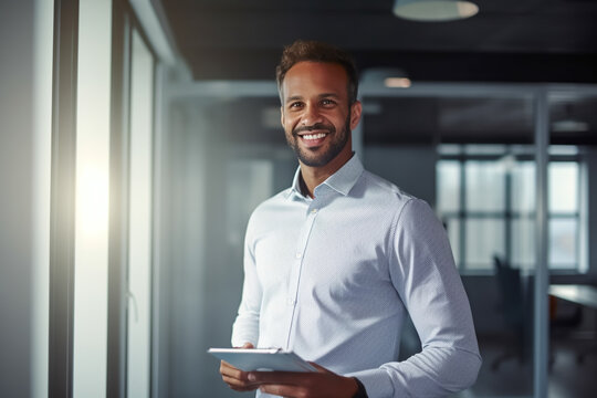 Business Mann Portrait, lächelt und steht im modernen Glas Büro - Thema Start-Up, Erfolg, Karriere oder Gründung - Generative AI