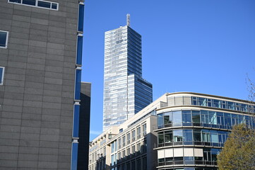 Fr&uuml;hling, kirschbl&uuml;te, bl&uuml;ten, wachsen, mediapark, k&ouml;ln, hochhaus, koelnturm, k&ouml;lnturm, himmel, businessbuilding, gesch&auml;ftsgeb&auml;ude, businessarchitektur, business,