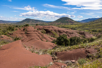 Paysage de ruffes rouges au nord du lac du Salagou et de l'ancien volcan du Cérébou depuis la plateau du Cayroux