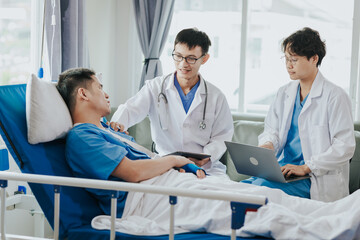 Obraz premium male health checkup with doctor Doctors consult about diagnosis of male diseases or mental illnesses in medical clinics or mental health facilities in hospitals.