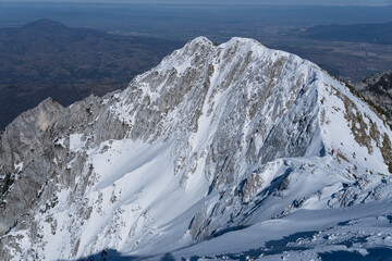 Obraz premium snow covered mountains, Turnu Peak, Piatra Craiului Mountains, Romania 