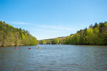 Kajakfahrer am Seehofweiher bei Erlenbach im Naturpark Pfälzerwald. Region Pfalz in Rheinland-Pfalz in Deutschland