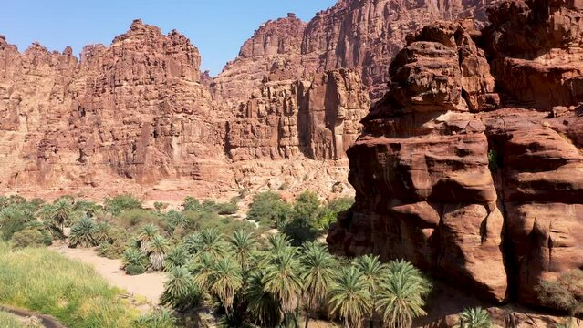Wadi Al Disah is a beautiful mountainous valley in Saudi Arabia&rsquo;s northwestern Tabuk province. Al Disah translates to &ldquo;the valley of palm trees&rdquo;