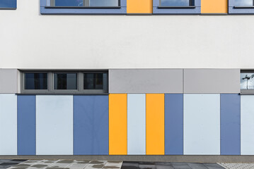 Kolorowa elewacja obiektu, budynku. Materiał z pionowych paneli.  - obrazy, fototapety, plakaty