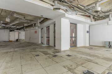 Obraz premium Local in extensive reforms with exposed air conditioning pipes