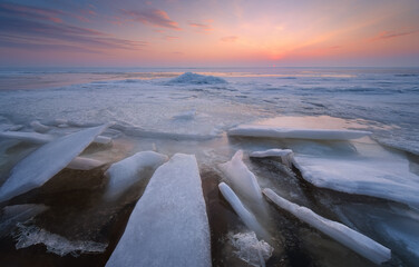 Fragiles ice in the cold sea ..