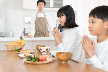 自宅で朝食を食べる家族