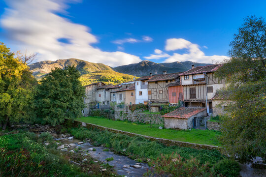 Vistas de las m&iacute;ticas casas de Herv&aacute;s (Extremadura, Espa&ntilde;a) junto aun peque&ntilde;o r&iacute;o.