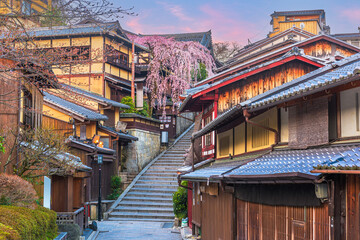 Fototapeta na wymiar Kyoto, Japan Springtime in the Historic Higashiyama District