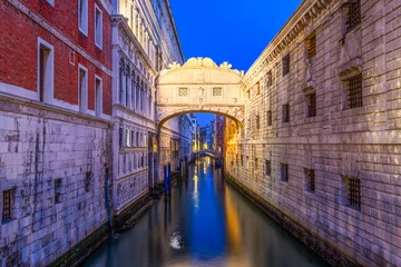 Papier Peint photo Pont des Soupirs Bridge of Sighs in Venice, Italy at Blue Hour