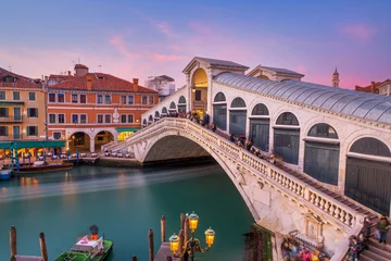 Foto op Plexiglas Rialtobrug Venice, Italy at the Rialto Bridge over the Grand Canal