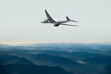 Fototapeta na wymiar Berglandschaft mit Flugzeug 