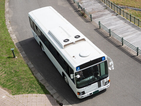 道路を走行しているバス　ハイアングル