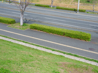 閑静な郊外の道路と歩道　ハイアングル