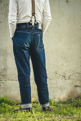 デニムパンツの男性１