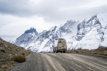 motorhome con montañas