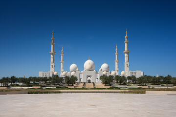 Fototapeta na wymiar Sheikh Zayed Grand Mosque. Wide angle architecture landscape photo with this amazing landmark in Abu Dhabi during a sunny day with blue sky.