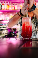 man hand bartender making cocktail in glass on the bar counter