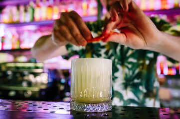 man hand bartender making cocktail in glass on the bar counter